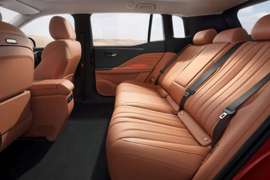 Tilaa kolmelle takana